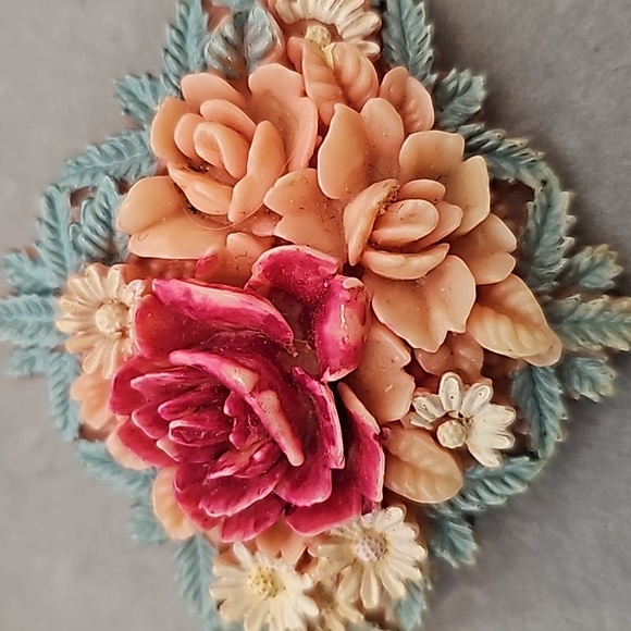 Vintage Plastic Rose Brooch - Picture 2 of 6